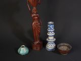 trois vases et une statue de femme sur fond noir