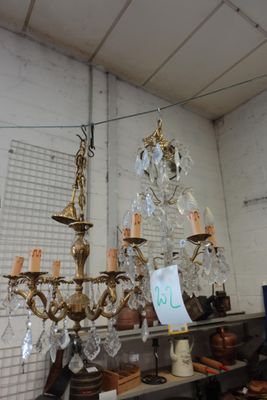 un lustre auquel est suspendu un grand nombre de verres