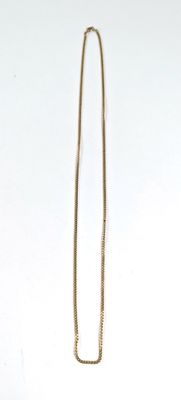 un long collier en or avec une chaîne sur fond blanc