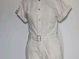 une photo représentant un mannequin vêtu d'une chemise blanche et d'un short