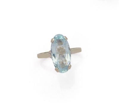 an oval aquamarinee ring with a diamond set in 18k gold