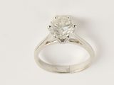 gros plan d'une bague en diamant sur une surface blanche