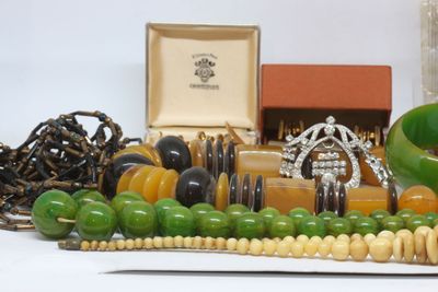 de nombreux types de bijoux sur la table