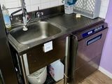 une cuisine équipée d'un évier et d'un lave-vaisselle