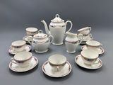 de nombreuses tasses et soucoupes disposées en cercle sur la table