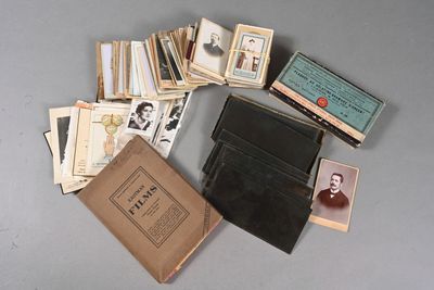 beaucoup de vieux livres et un portefeuille sur la table
