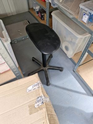 Tabouret sur roulettes en simili cuir et PVC noir et métal