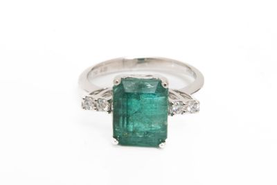 bague en émeraude et diamant sur fond blanc