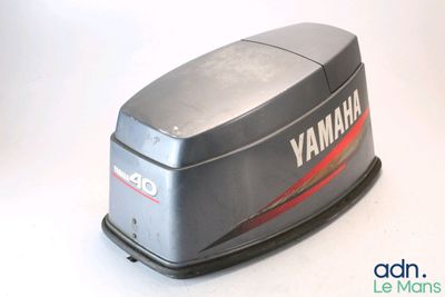 une photo d'un moteur de bateau Yamaha posé sur une surface blanche