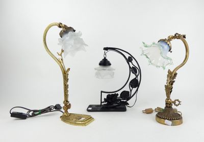 trois lampes placées l'une à côté de l'autre sur une table