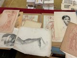 de nombreux dessins posés sur une table dans une pièce