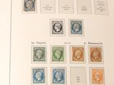 un livre avec un tas de timbres dessus