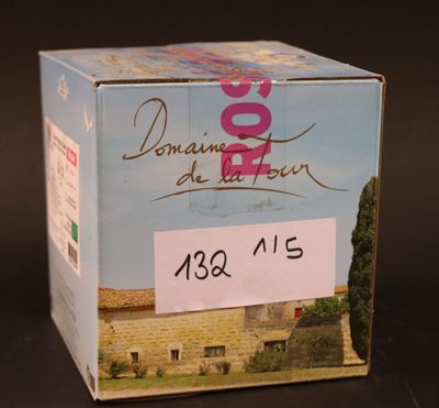une boîte en carton sur laquelle est représenté un bâtiment