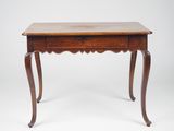 une petite table en bois avec un tiroir en dessous