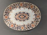 une assiette avec un motif floral posée sur une table