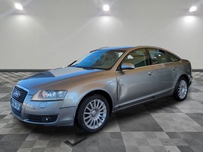 la photo d'une voiture argentée garée dans un garage