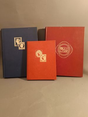 trois livres posés sur une table l'un à côté de l'autre