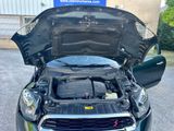 une voiture dont le capot est ouvert et dont le moteur se trouve dans le coffre