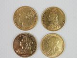 quatre pièces de monnaie britanniques différentes empilées les unes sur les autres sur une surface blanche
