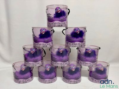 six seaux de peinture violette sont empilés les uns sur les autres