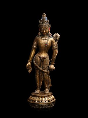 une statue en or représentant une femme tenant une fleur, posée sur un socle