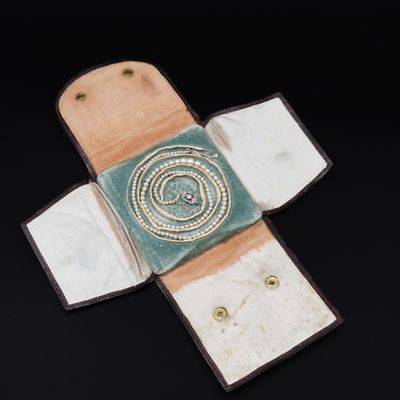 une petite boîte contenant une horloge, posée sur une surface noire