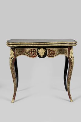 une console noire et dorée avec un plateau en marbre