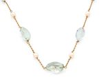 gros plan d'un collier sur fond blanc