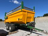 une remorque jaune garée sur le bord de la route