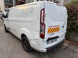 une camionnette blanche garée sur le côté de la rue