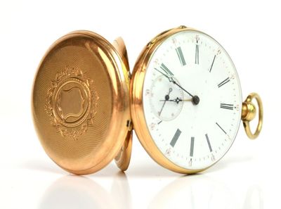 une montre de poche en or avec des chiffres romains