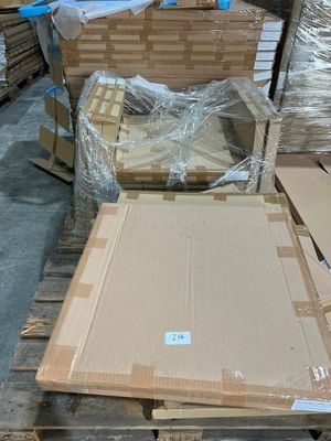 Plusieurs cartons sont empilés sur une palette dans un entrepôt