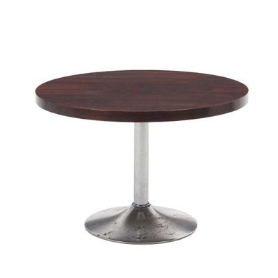 un gros plan d'une table avec un piètement en métal et un plateau en bois
