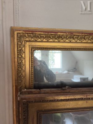 une photo d'un chat assis sur un cadre photo