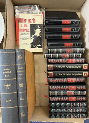 les livres sont empilés dans une boîte en carton