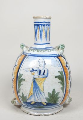 un vase bleu et blanc avec l'image d'un homme dessus