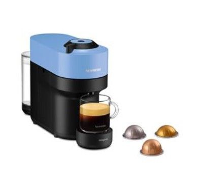 un gros plan d'une cafetière avec une tasse de café à côté