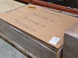 une grande quantité de cartons sur les étagères de l'entrepôt