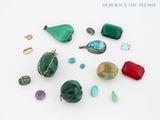 Plusieurs bijoux sont disposés sur une surface blanche