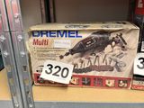 une boîte de jouets Dremel posée sur une étagère dans un magasin