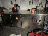 un vélo posé sur le plan de travail de la cuisine