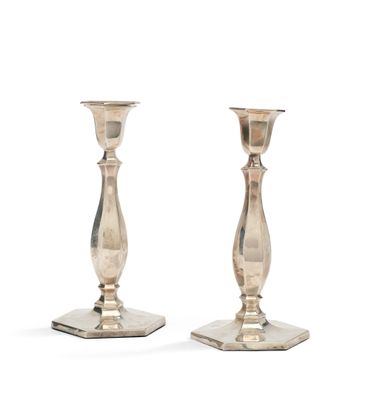 PAIRE DE BOUGEOIRS en argent lesté. Les fûts et binets de fo…