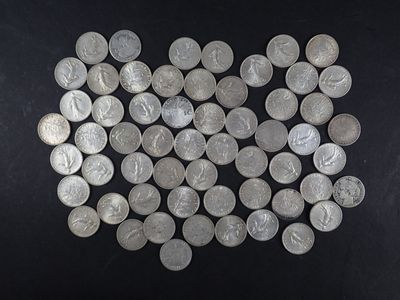 un cœur formé de pièces d'argent sur un fond noir