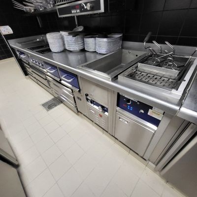 une cuisine avec beaucoup de vaisselle sur le comptoir