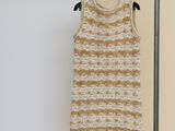 un débardeur en tricot suspendu à un portant dans une pièce