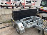 une remorque avec une remorque attachée à celle-ci dans un parking