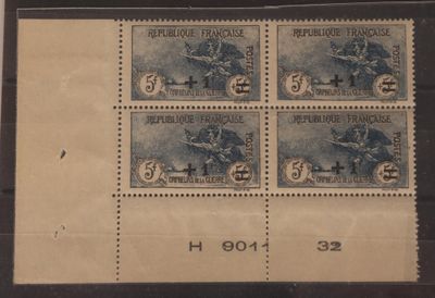 quatre timbres sur lesquels figure l'image d'un homme à cheval