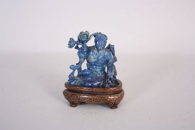une petite statue représentant un homme et une femme assis sur une table