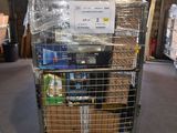 un chariot contenant beaucoup d'articles dans un entrepôt