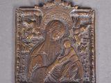 une plaque métallique représentant la Vierge à l'Enfant